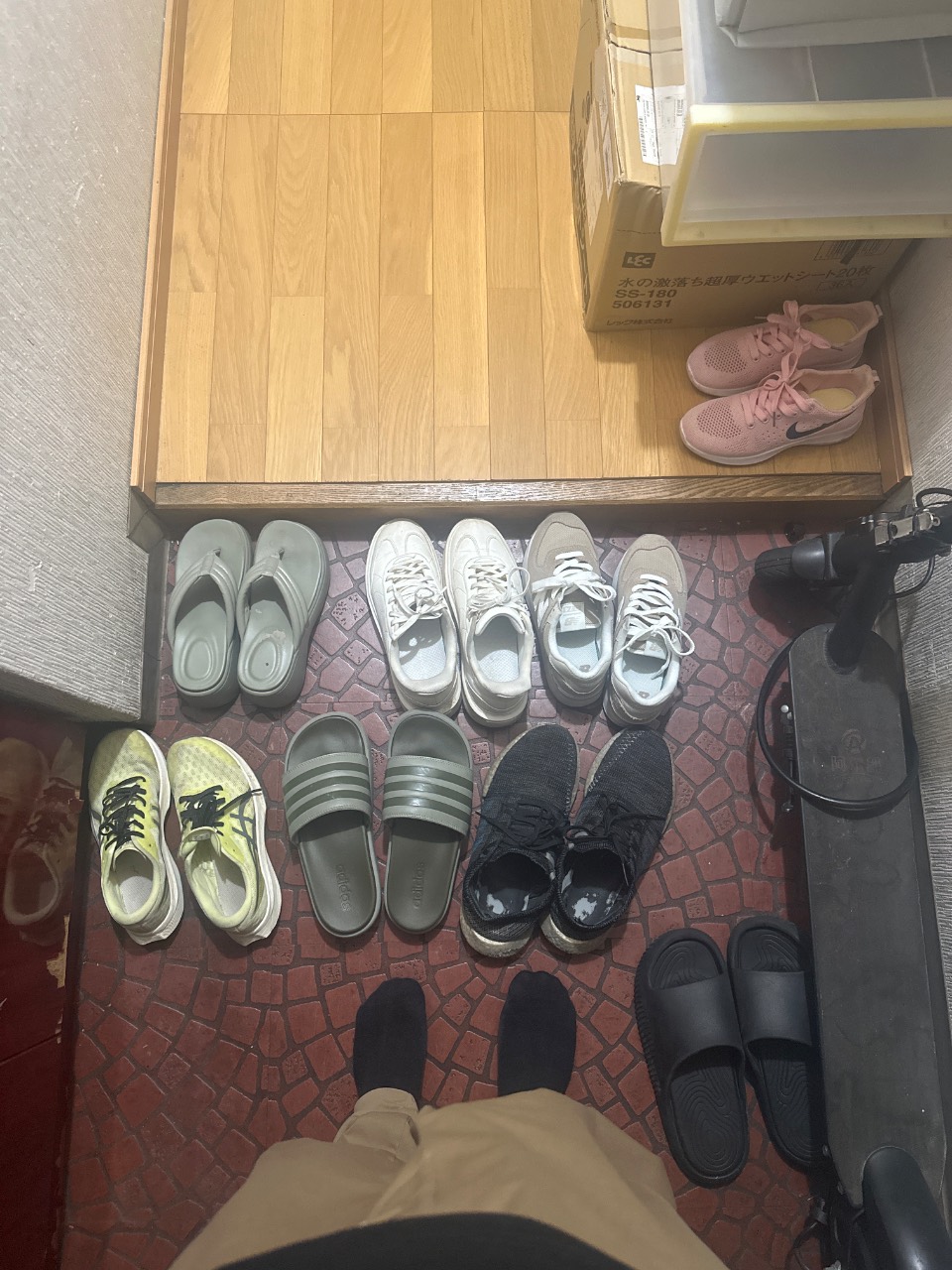 玄関で靴がそろえられた写真