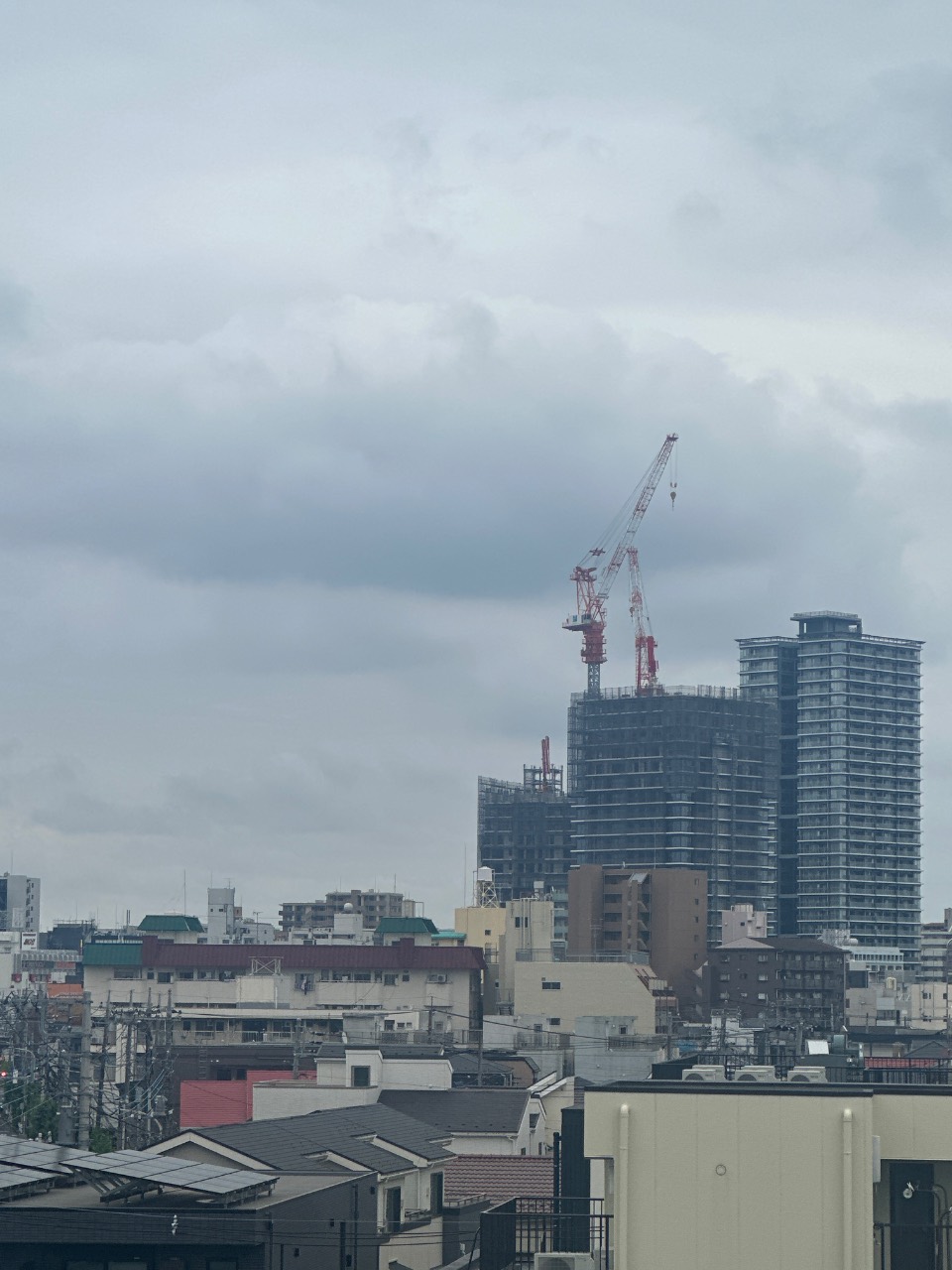 曇り空と街の景色の写真